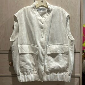 Oversized white linen-blend vest
Zara size XS-S OVERSIZED look